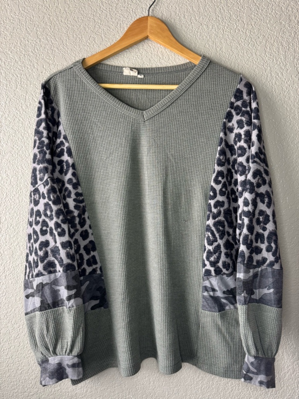 Grace & Emma XL Waffle Knit Top Leopard Camo Sleeve V-Neck Lightweight Shirt